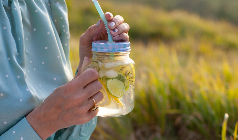 Selbstgemachte Limonaden eignen sich hervorragend zum Mitnehmen auf einen Camping-Ausflug