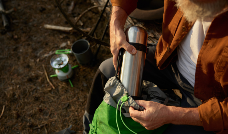 Auch Cold Brew Kaffee kann beim Camping für Erfrischung sorgen.