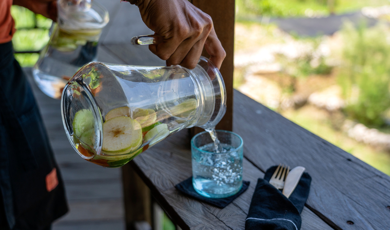 Auch beim Camping kannst du dein Wasser mit frischen Früchten aromatisieren.