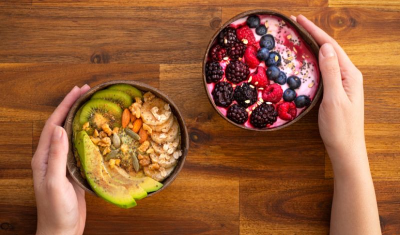 Wenn du einen Heißhunger nach Süßem verspürst, greife am besten auf gehaltvolle Energielieferanten wie frisches Obst oder Nüsse zurück.