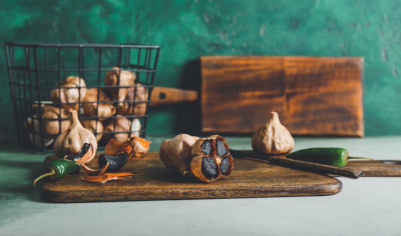 Schwarzer Knoblauch kann sich auch positiv auf die Gesundheit auswirken. So kann der fermentierte Knoblauch antibakteriell wirken und freie Radikale ausbremsen.