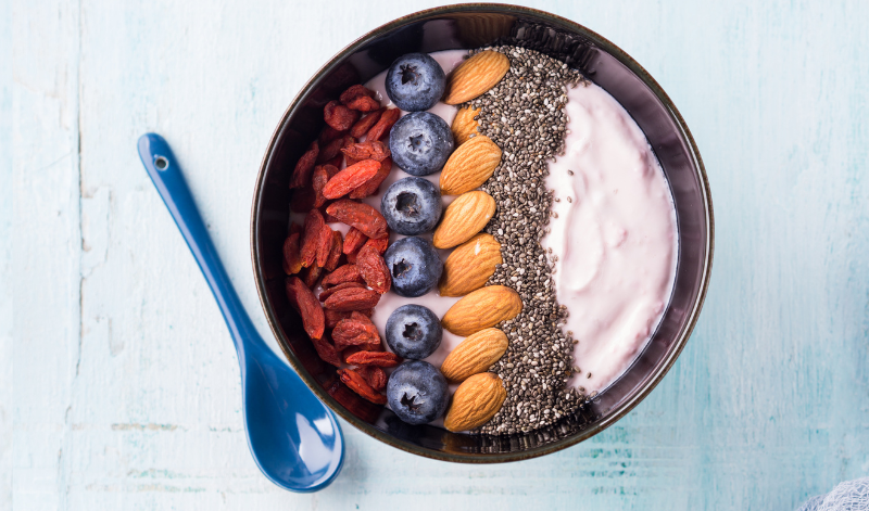 Gerade zum Frühstück oder als Snack zwischendurch ist veganer Joghurt eine gesunde Option.