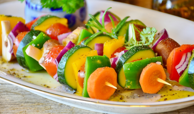 Gemüsespieße sind der Klassiker, wenn es um vegetarische Grill-Alternativen geht