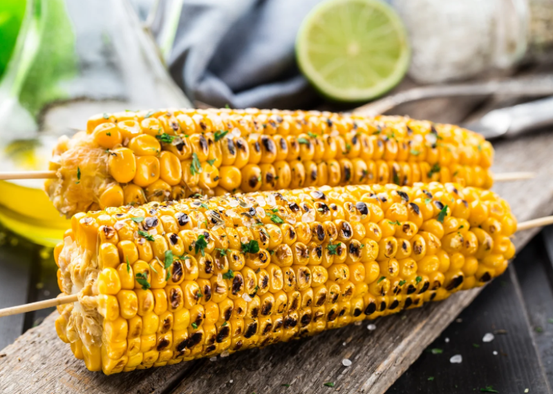 Gegrillte Maiskolben sollten bei keinem vegetarischen Grillfest fehlen